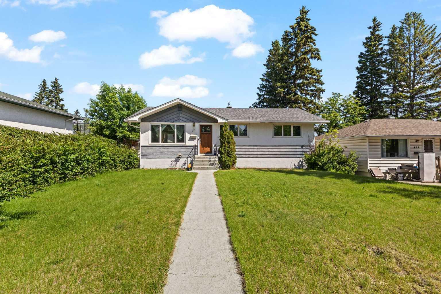 424 Blackthorn Road NW  Calgary AB T2K 3S3 photo