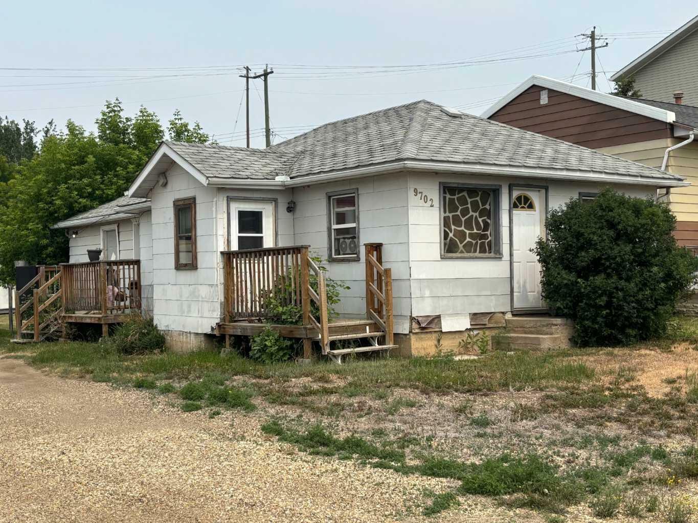 Photo de la propriété:  9702 94 Avenue  AB T8S 1J1 