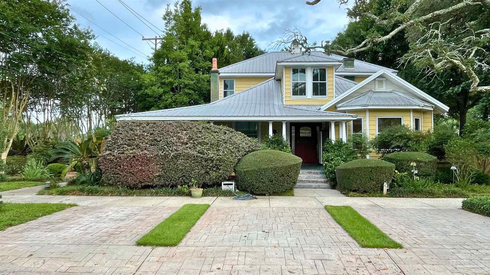 Property Photo:  1519 E Desoto St  FL 32501 