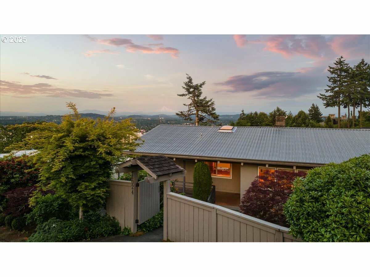 1024 SW Myrtle Dr  Portland OR 97201 photo