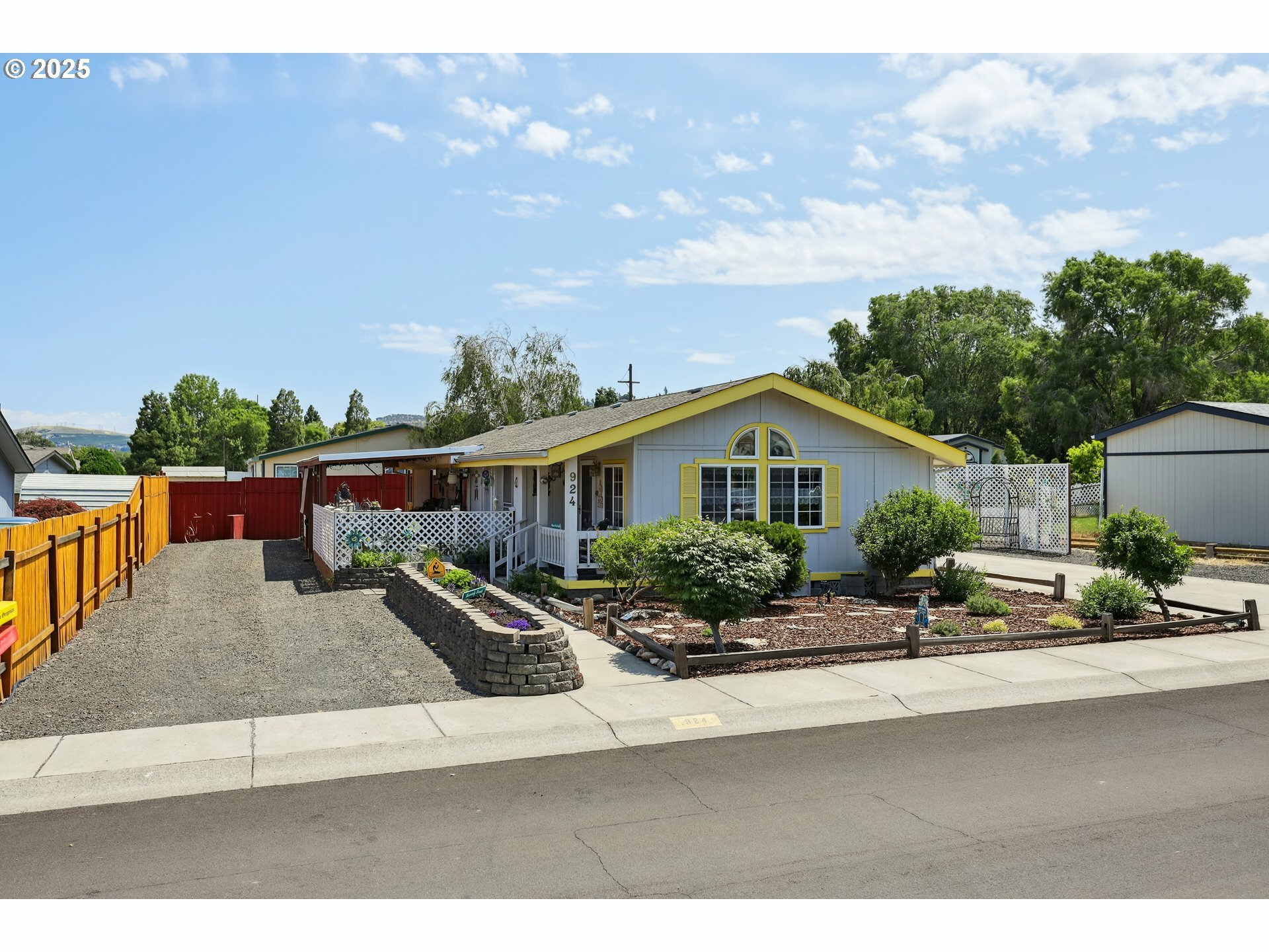 Property Photo: 924 Honey Do St OR 97058