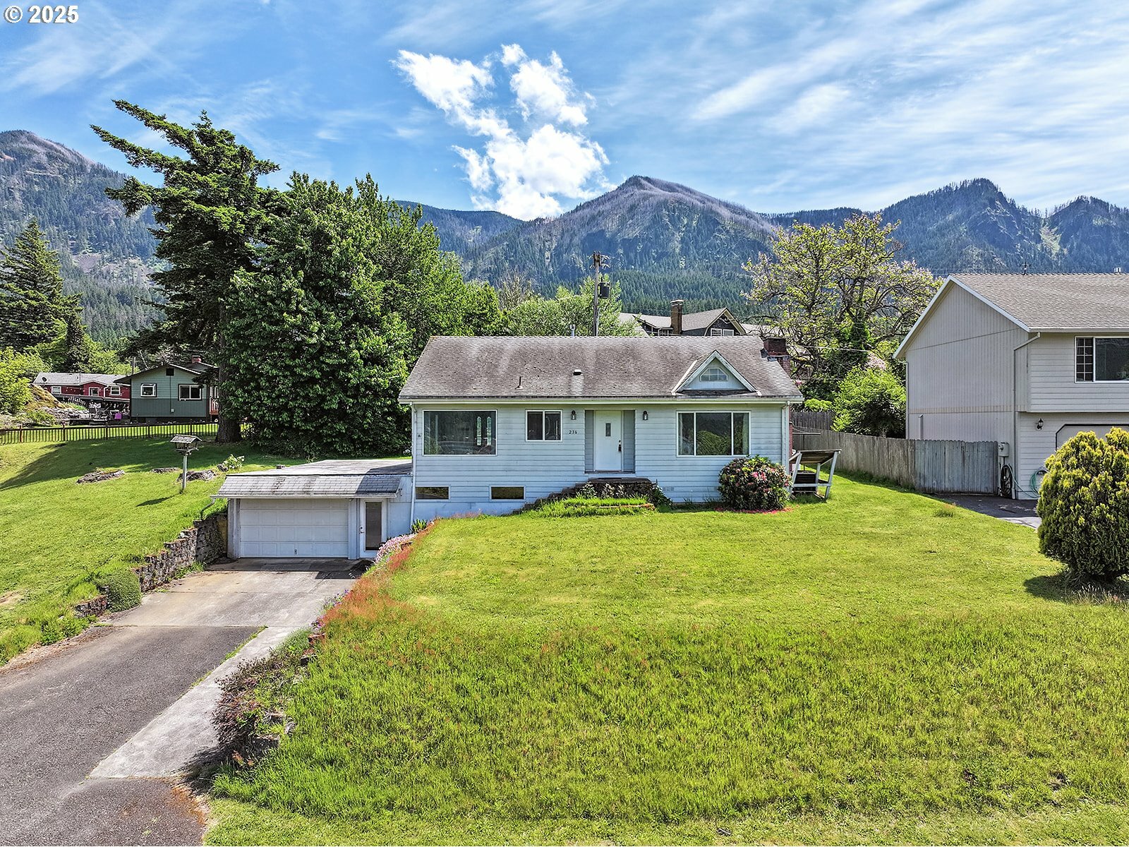 Property Photo: 236 NE Riverview Dr OR 97014