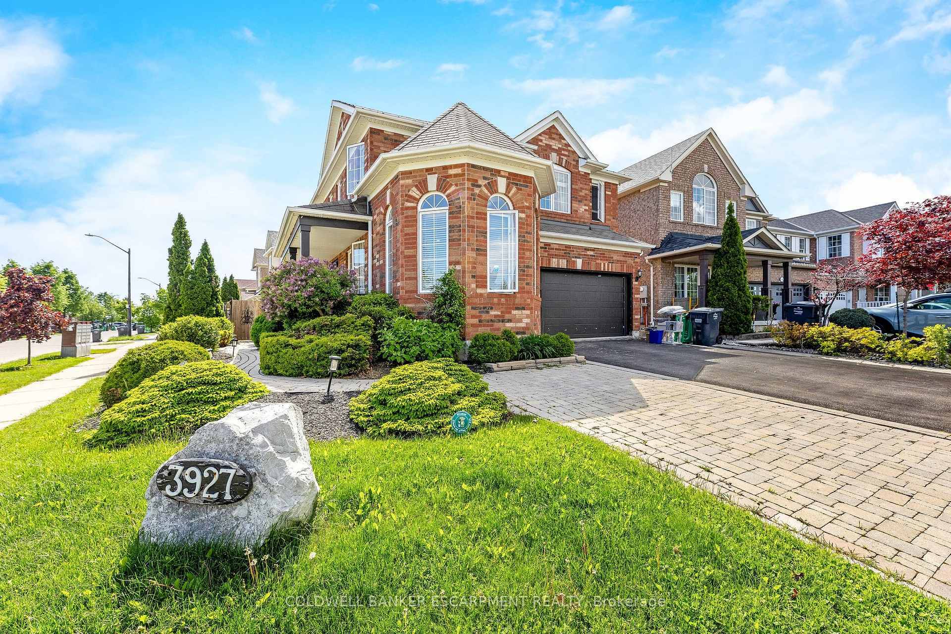 Property Photo: 3927 Mayla Drive ON L5M 7Y9