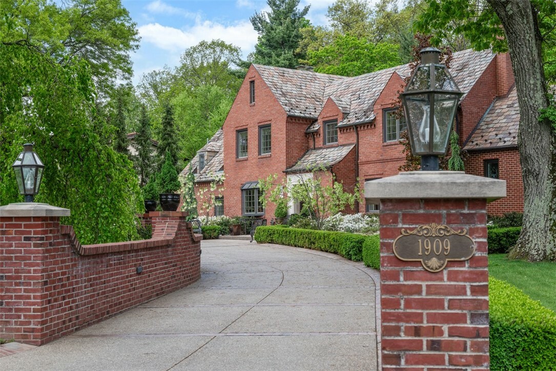 Property Photo: 1909 Highgate Rd PA 15241