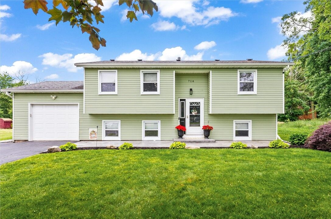 Property Photo:  716 Flynn Road  NY 14612 