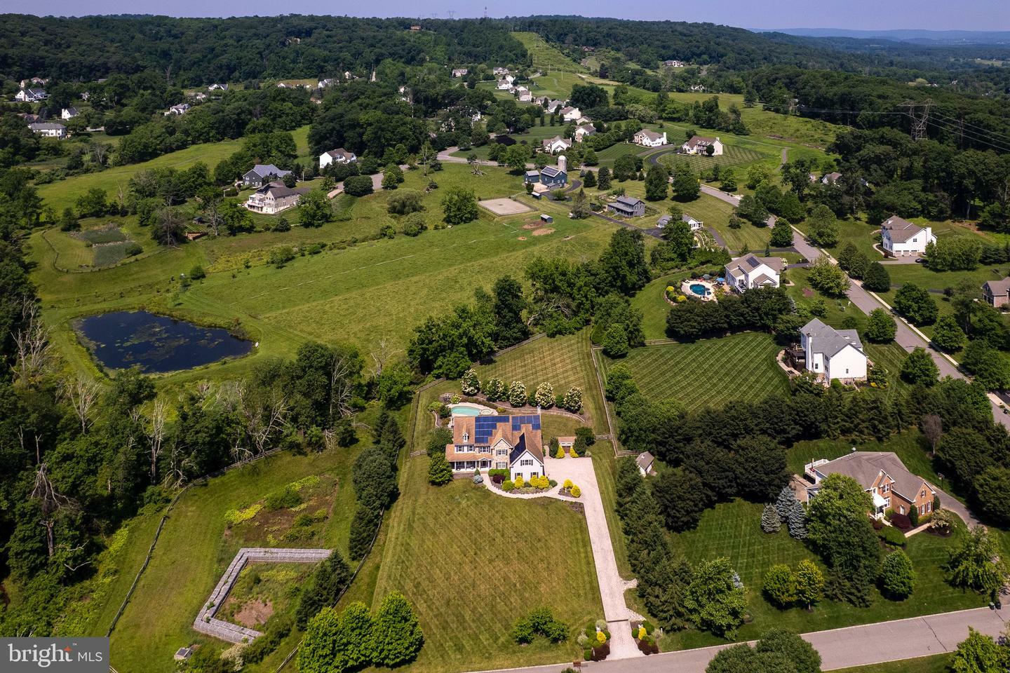 Property Photo:  4 Wingover Farm Court  NJ 08822 