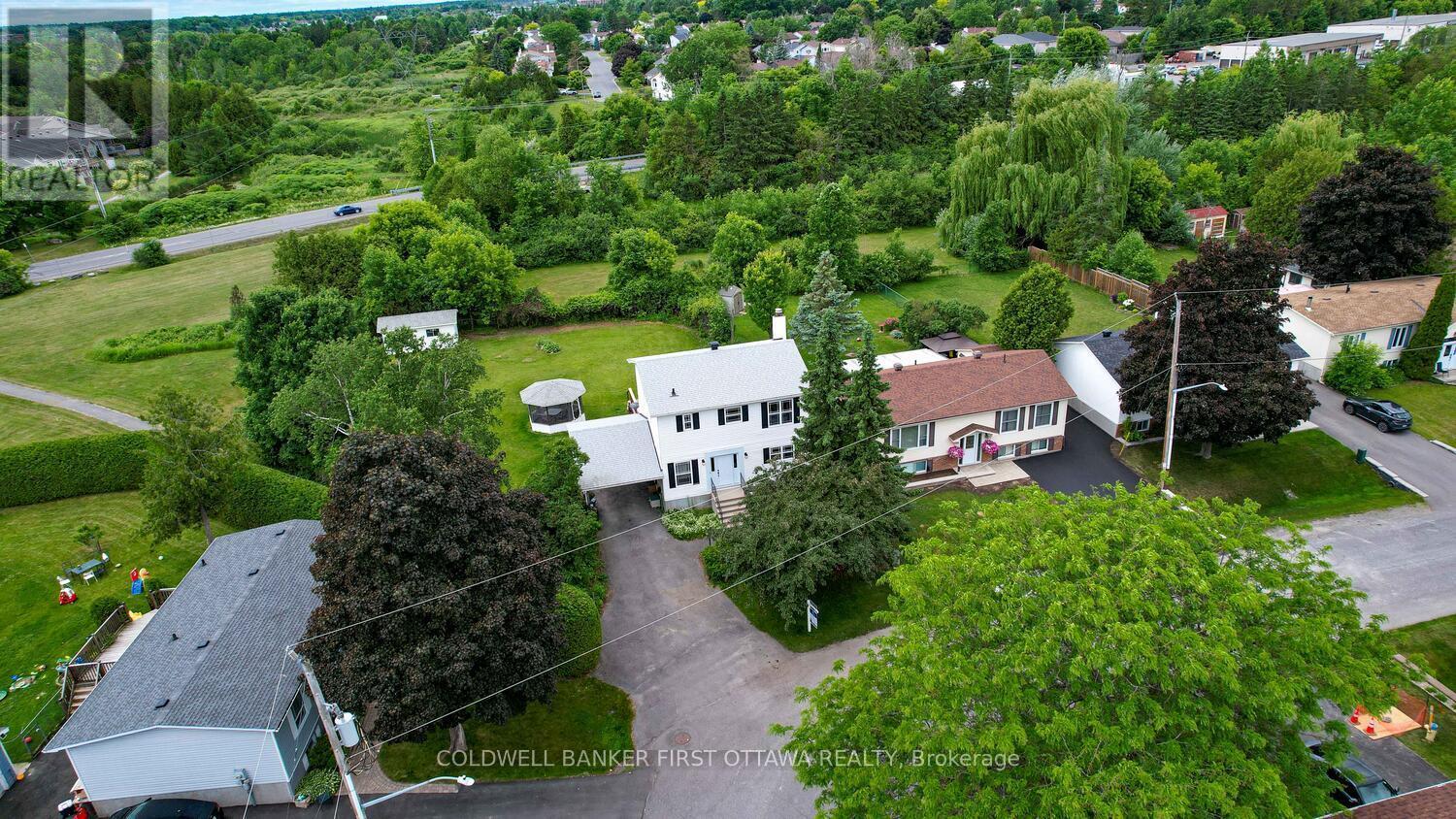 Property Photo: 22 Poole Creek Crescent ON K2S 1G4