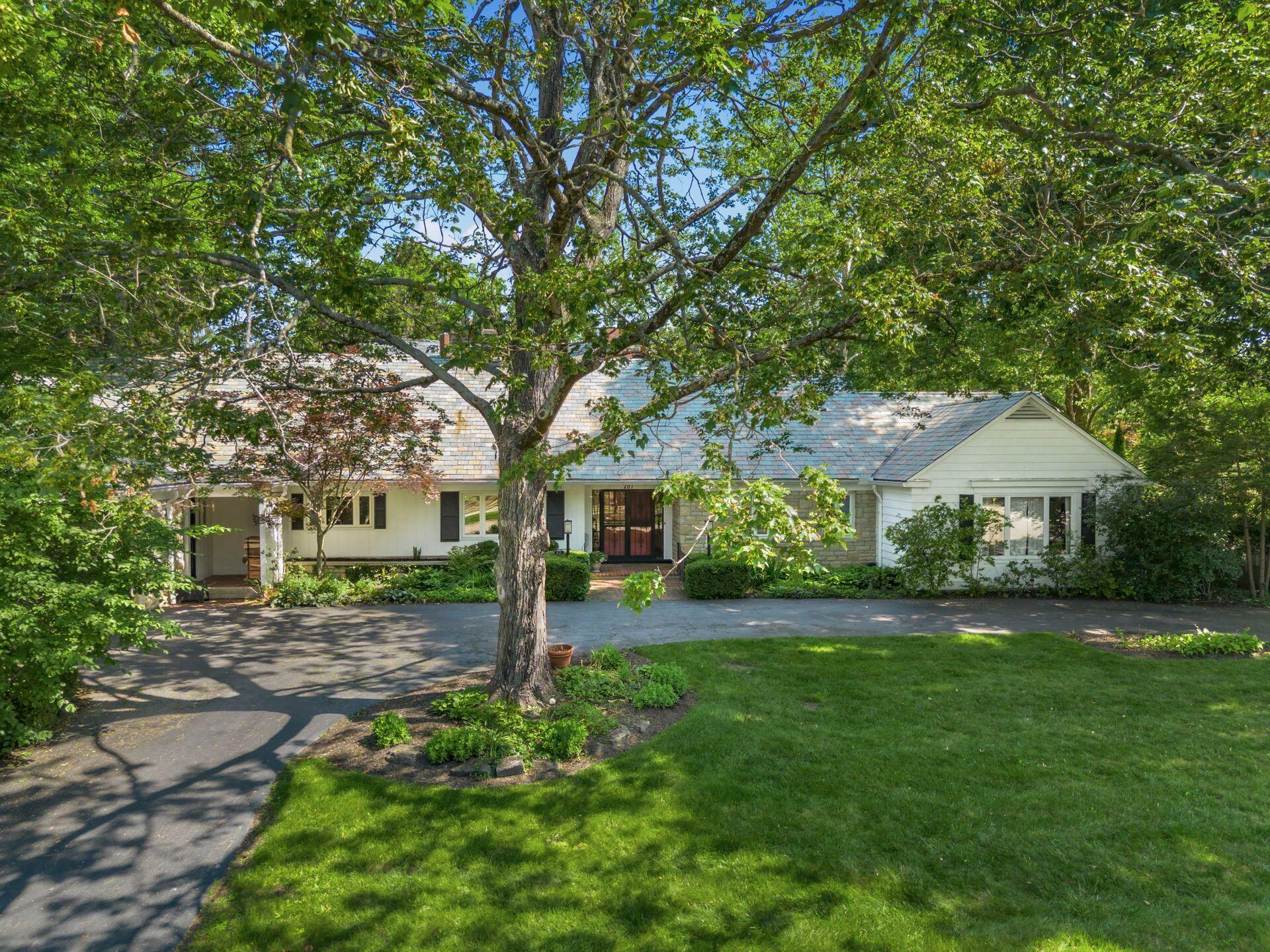 Property Photo:  207 Ashbourne Road  OH 43209 