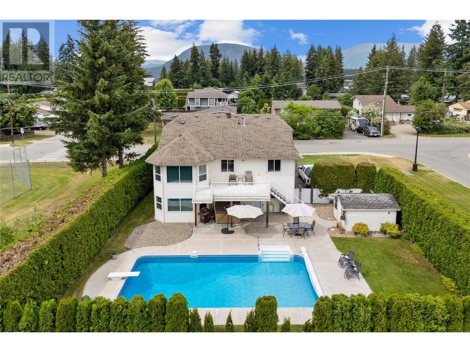 2280 10 Avenue Southeast  Salmon Arm BC V1E 2J4 photo