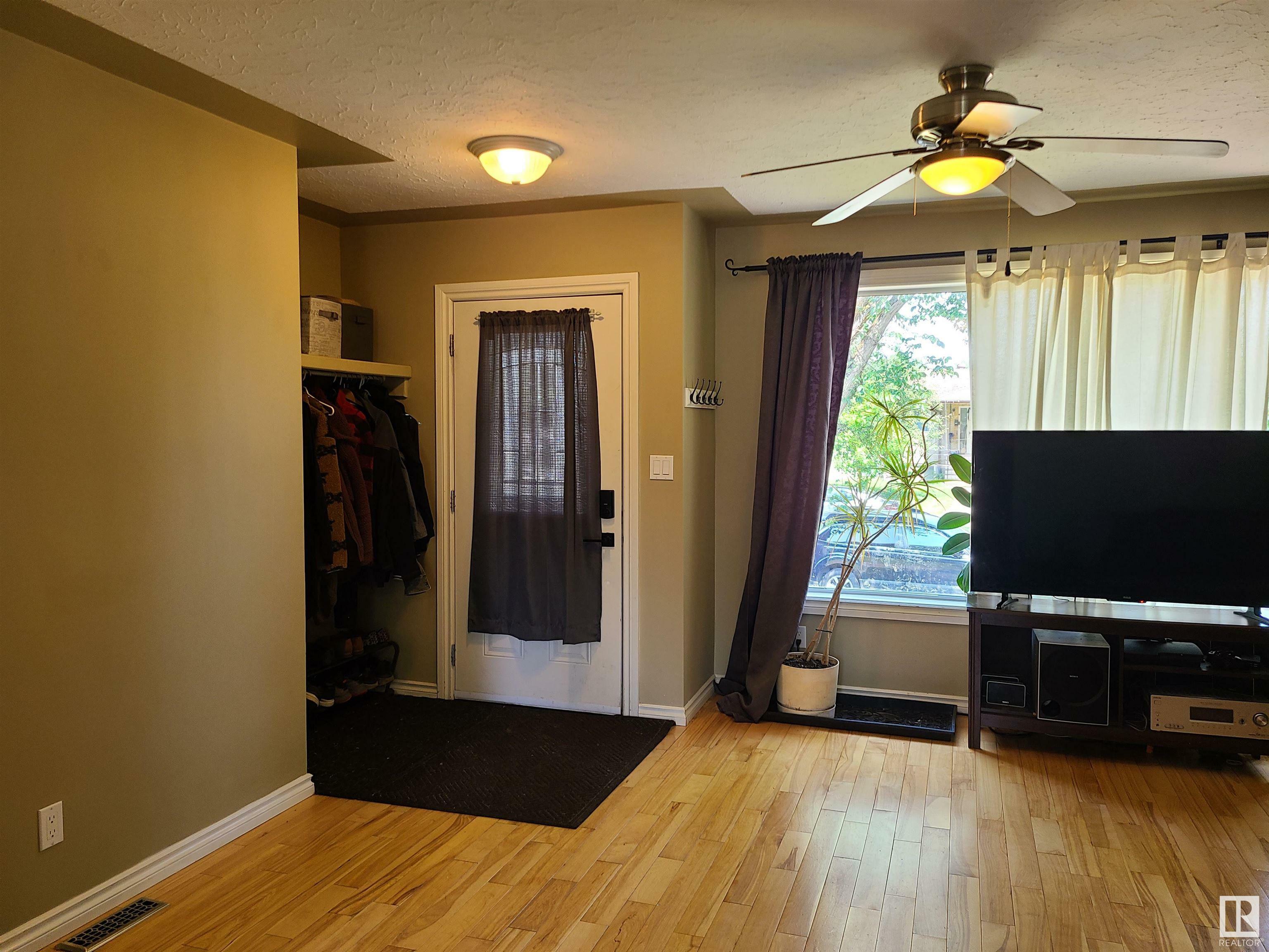 Photo de la propriété: 4805 114 Avenue NW AB T5W 0T7