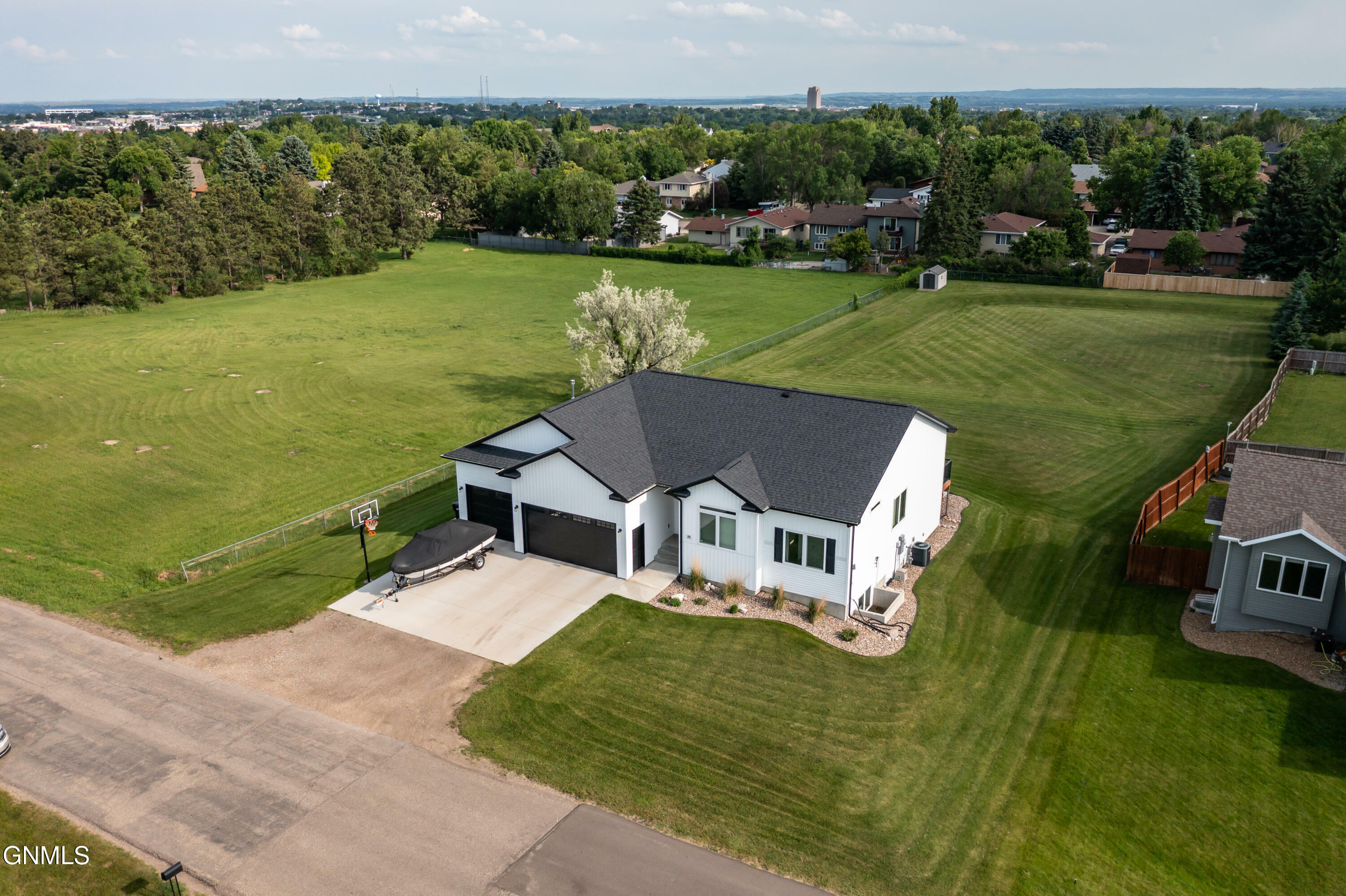 Property Photo:  313 Arabian Avenue  ND 58503 