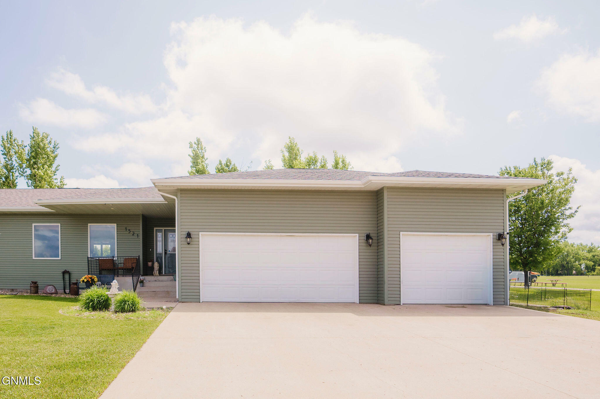 Property Photo: 1521 10th Street SW ND 58401