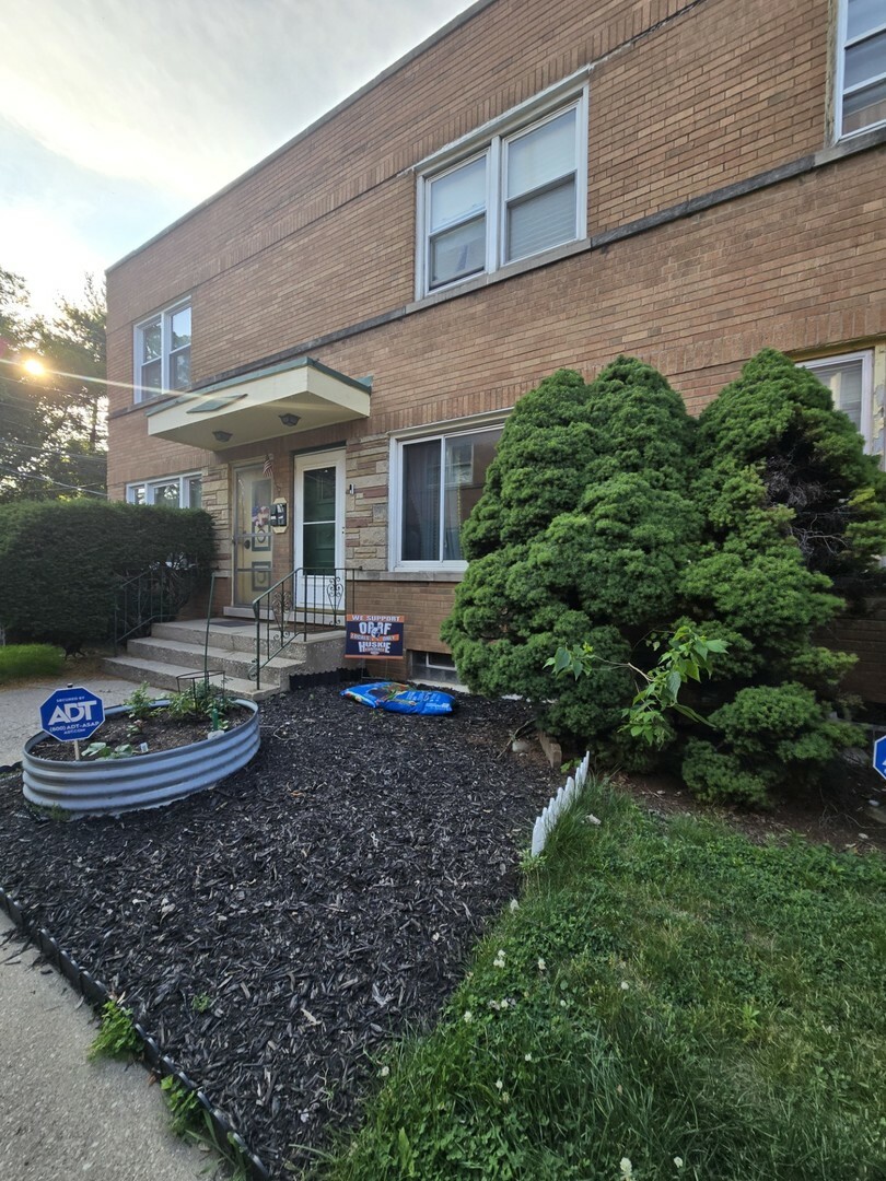 Property Photo: 1007 S Oak Park Avenue IL 60304
