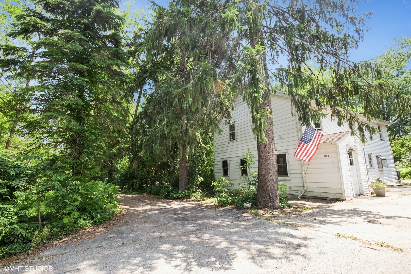 Property Photo: 705 W Hillcrest Road IL 60074
