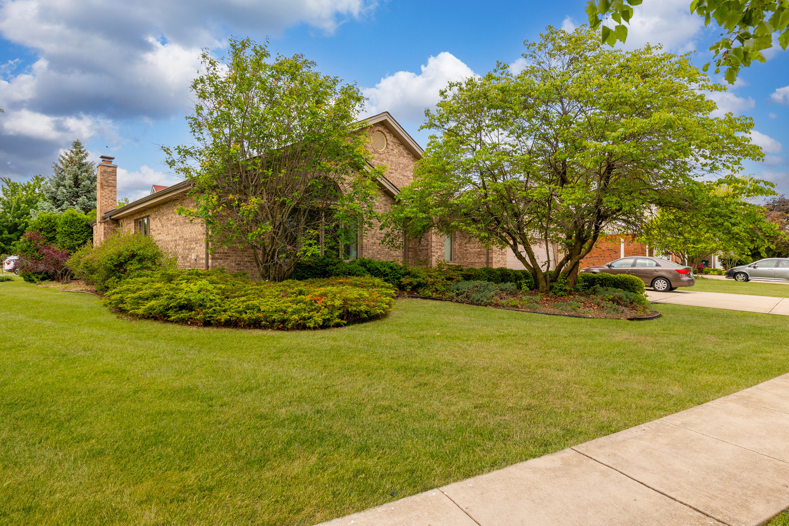 Property Photo: 1405 Westminster Drive IL 60517