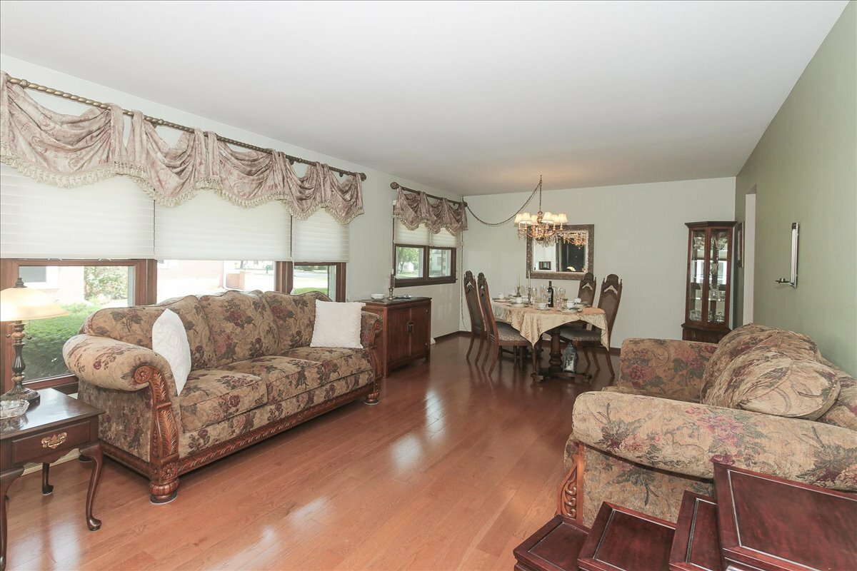 Property Photo: 1402 S Linneman Road S IL 60056