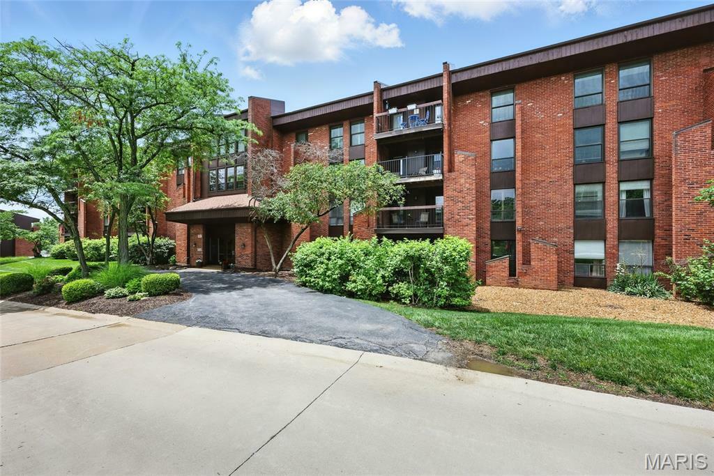 Property Photo: 585 Coeur De Royale Drive 203 MO 63141