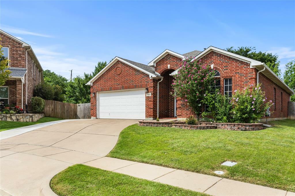 Property Photo: 7910 Corona Court TX 76002