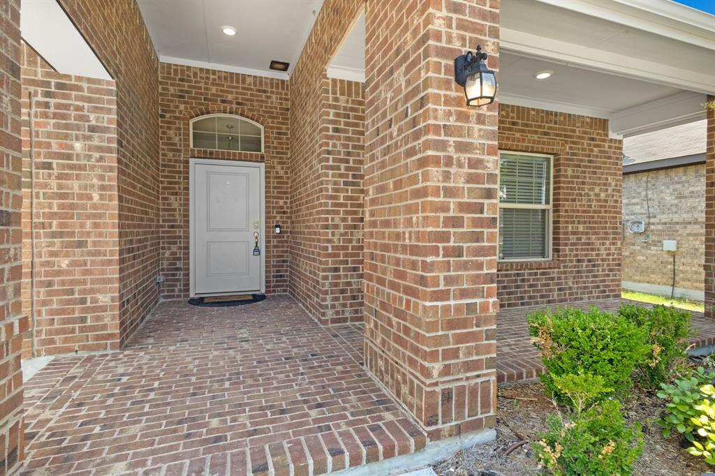 Property Photo: 820 Wilmott Terrace TX 76247