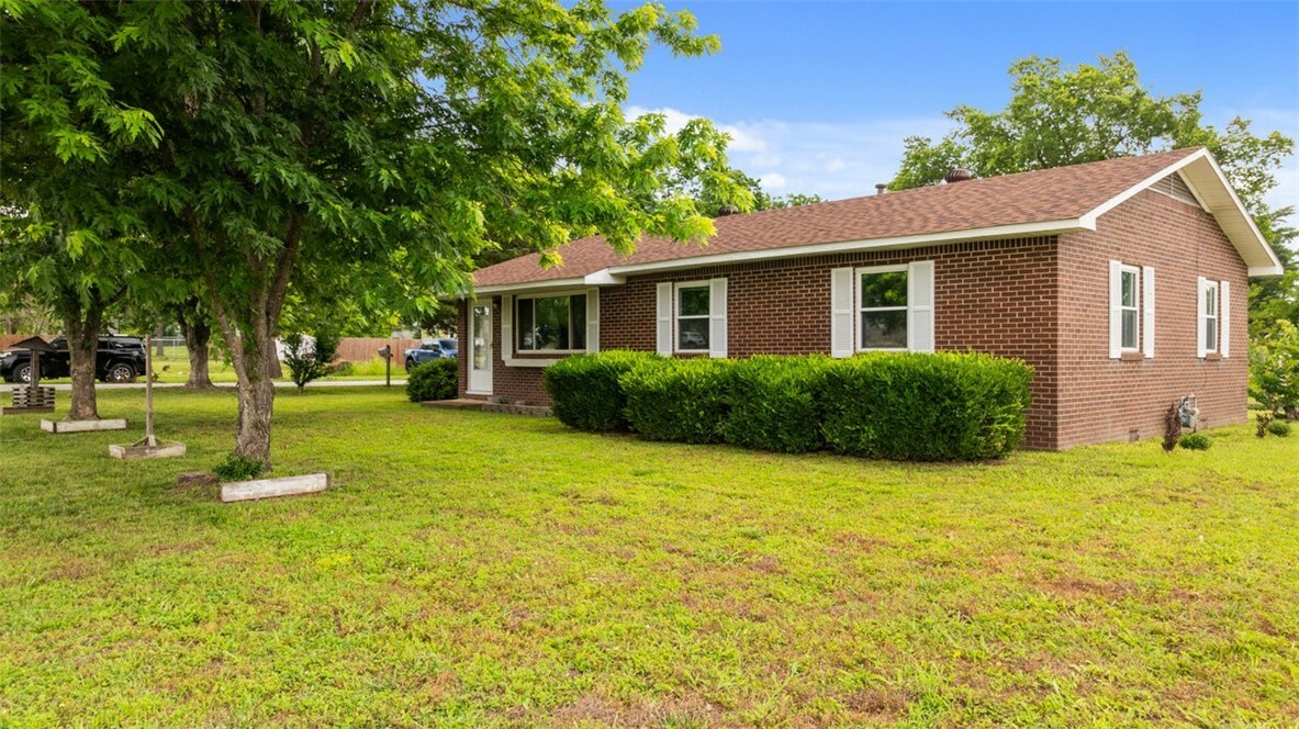 Property Photo:  1201 S 5th Street  AR 72756 