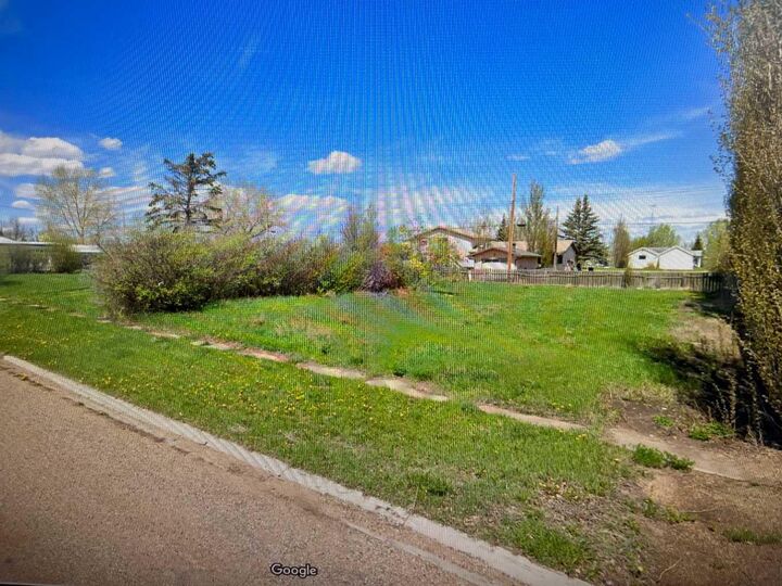 142 1 Avenue W — photo 1