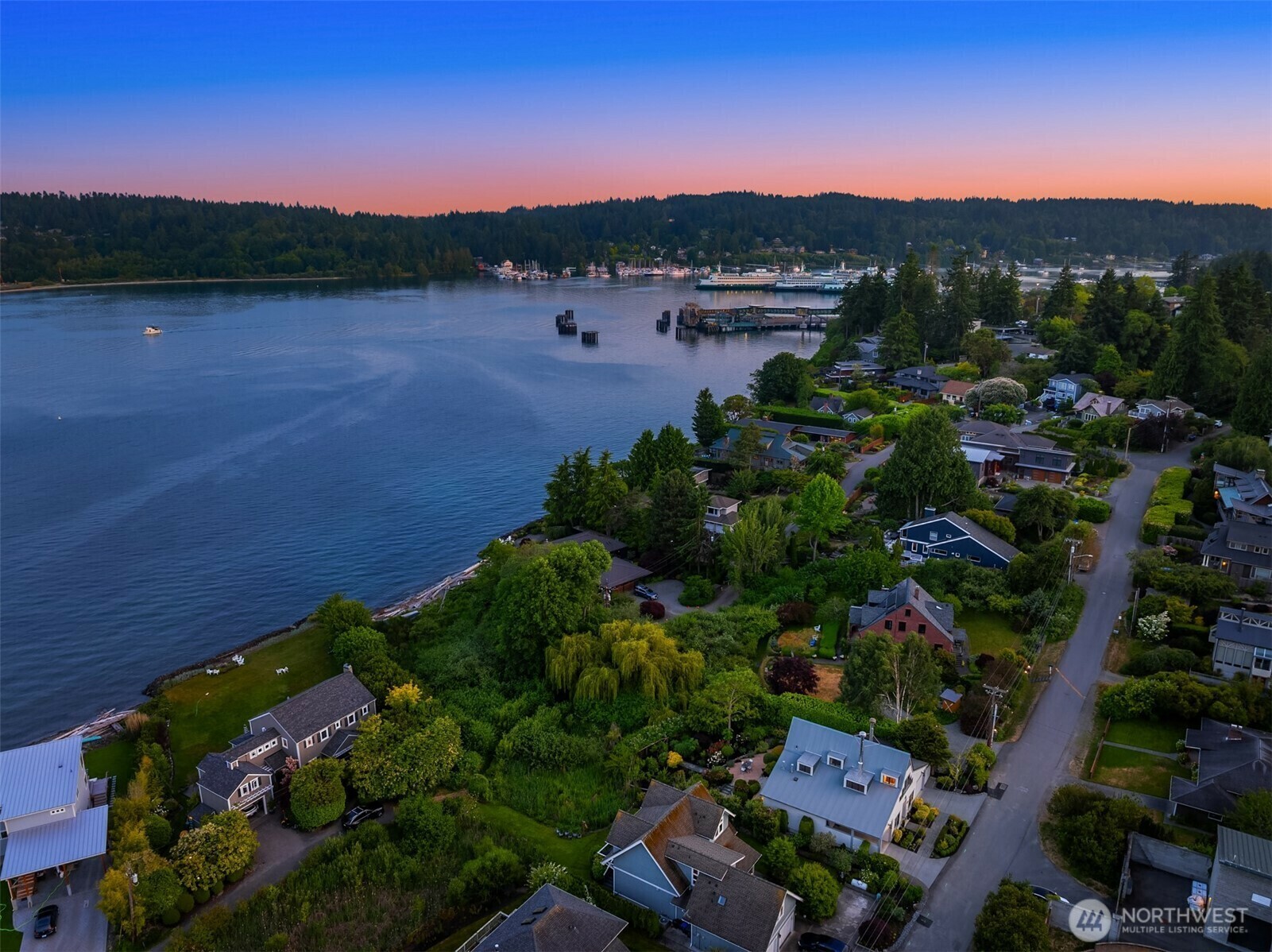 Property Photo:  1237  Hawley Way NE  WA 98110 