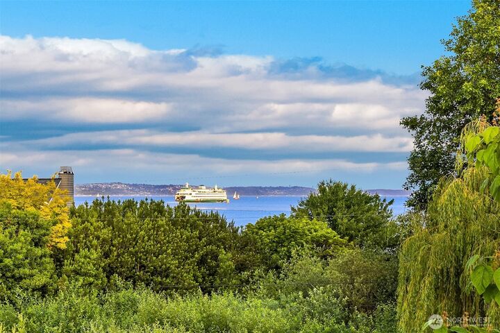 Property Photo:  1237  Hawley Way NE  WA 98110 