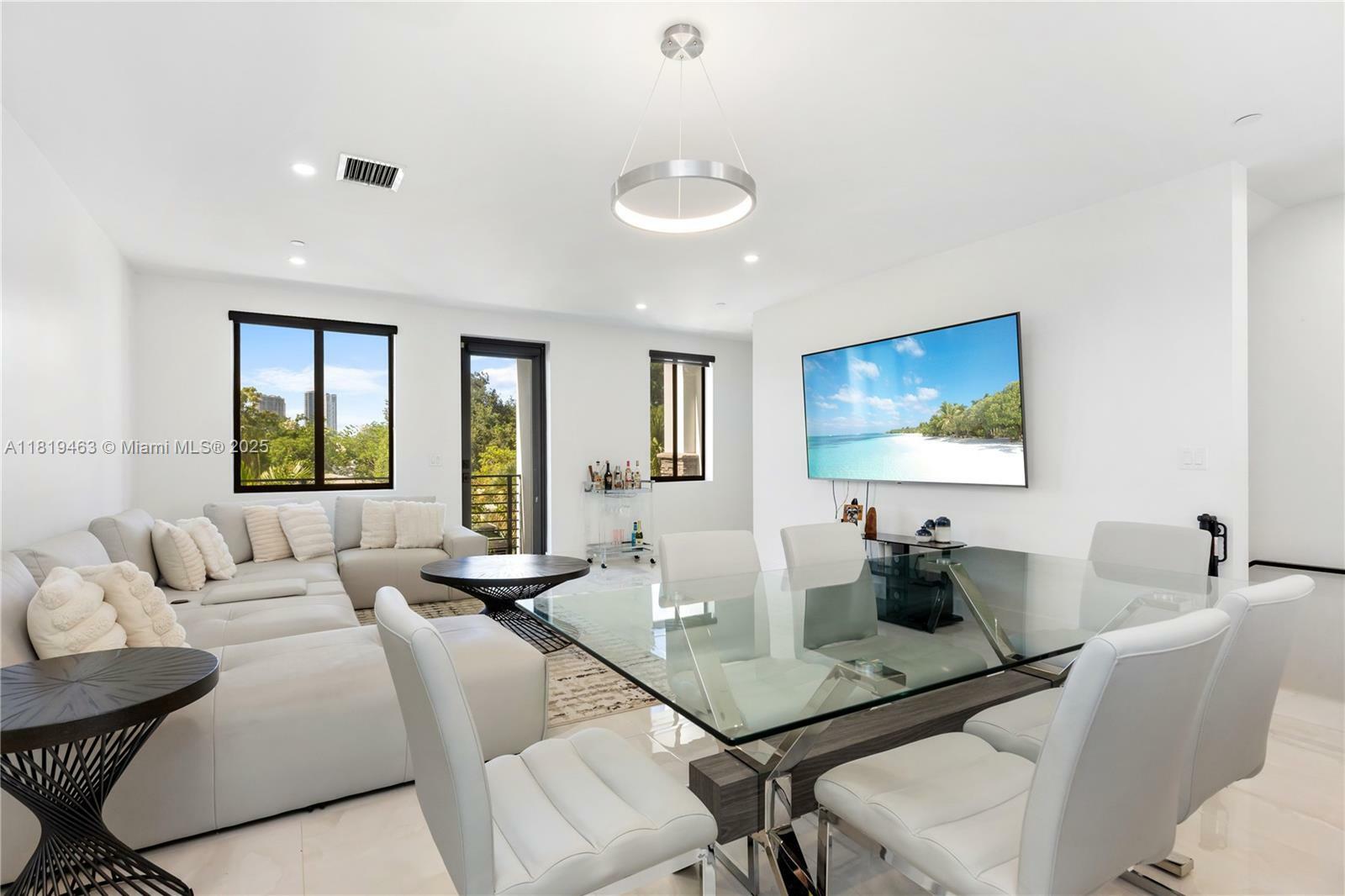 Property Photo:  436 SE 12th Ct  FL 33316 