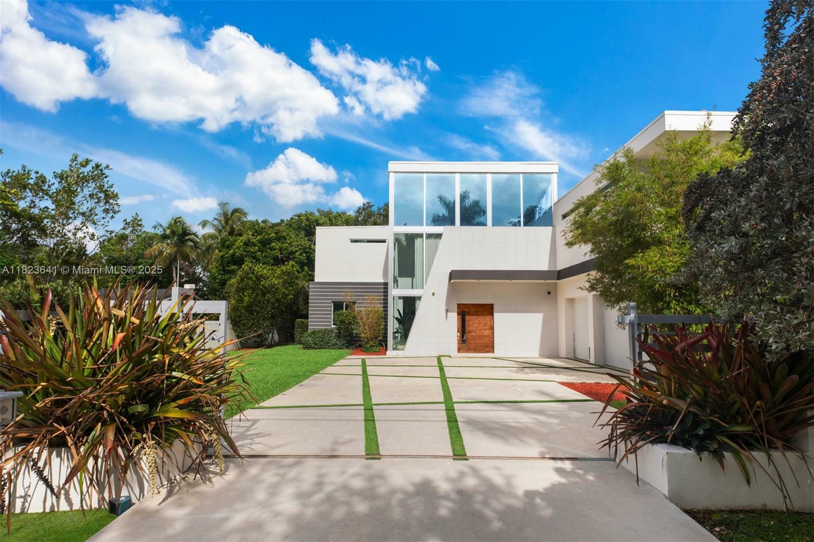 Property Photo: 10620 SW 74th Ave FL 33156