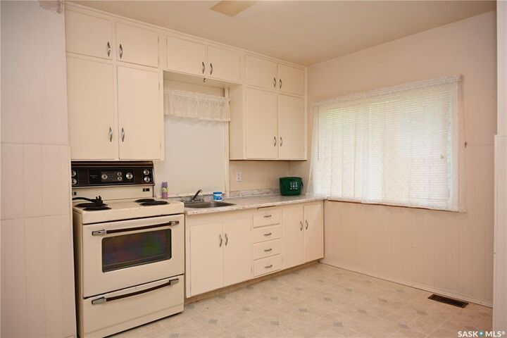 Property Photo:  1416 D Avenue N  SK S7L 1P4 