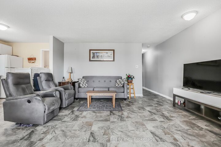 Photo de la propriété: 152 Frederick Drive ON L9Z 1P1