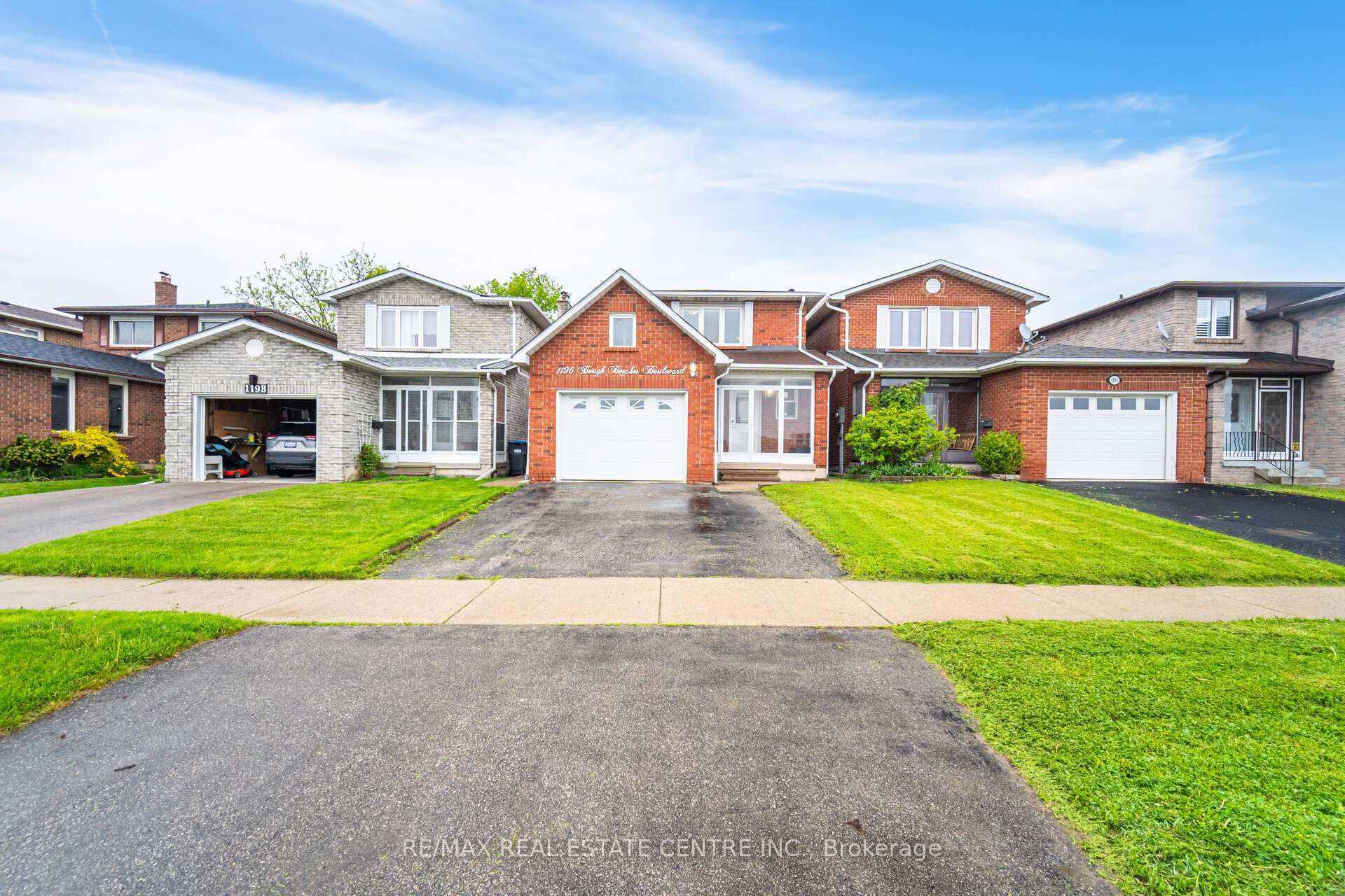 Photo de la propriété: 1196 Bough Beeches Boulevard ON L4W 3Z9