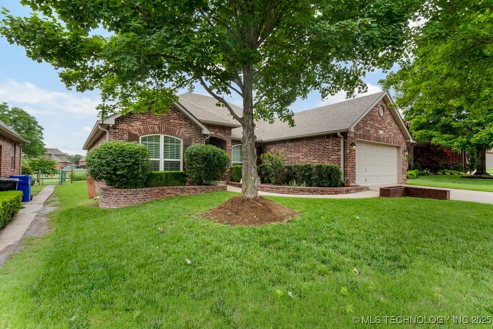 Property Photo: 1516 W Trenton Street OK 74012