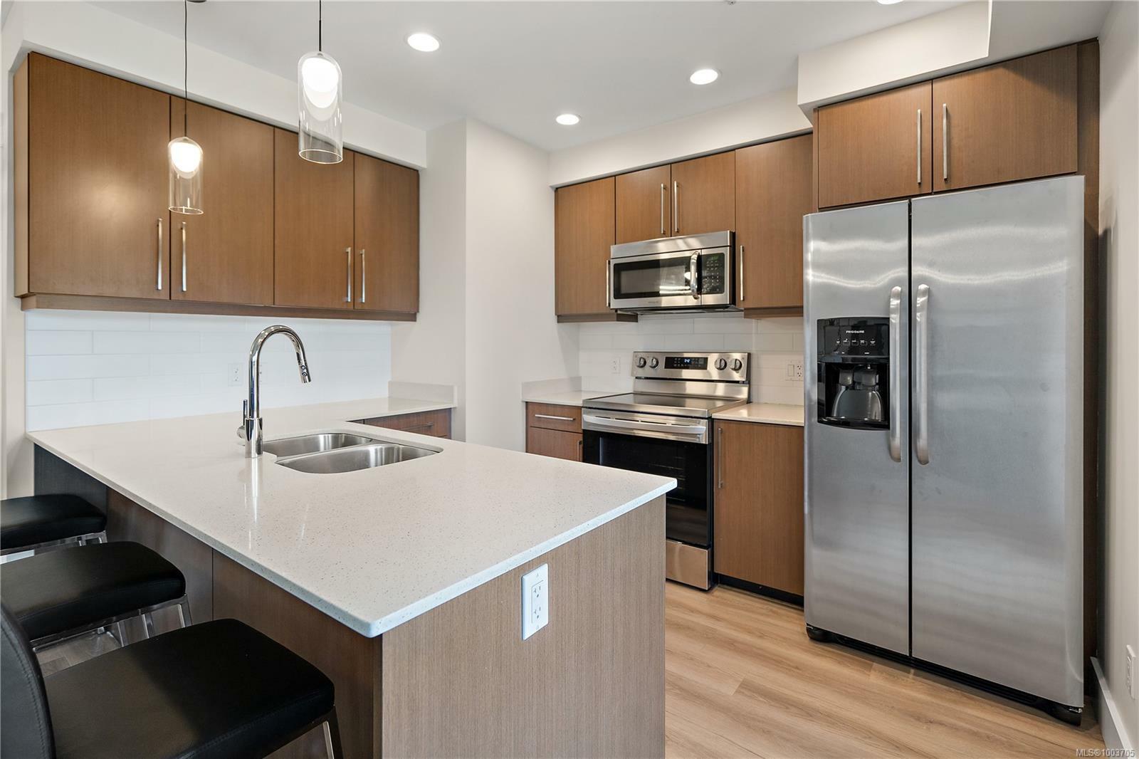 Photo de la propriété: 7161 West Saanich Rd 302 BC V8M 1P7