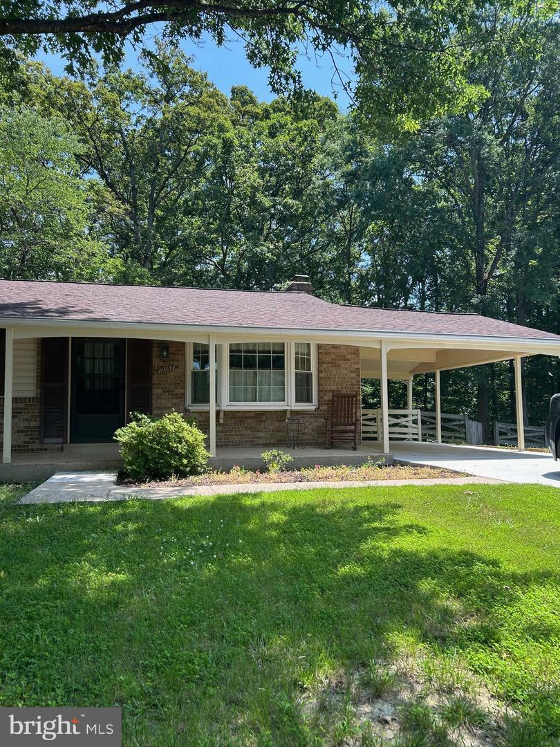 Property Photo: 12157 Pineneedle Court VA 22192
