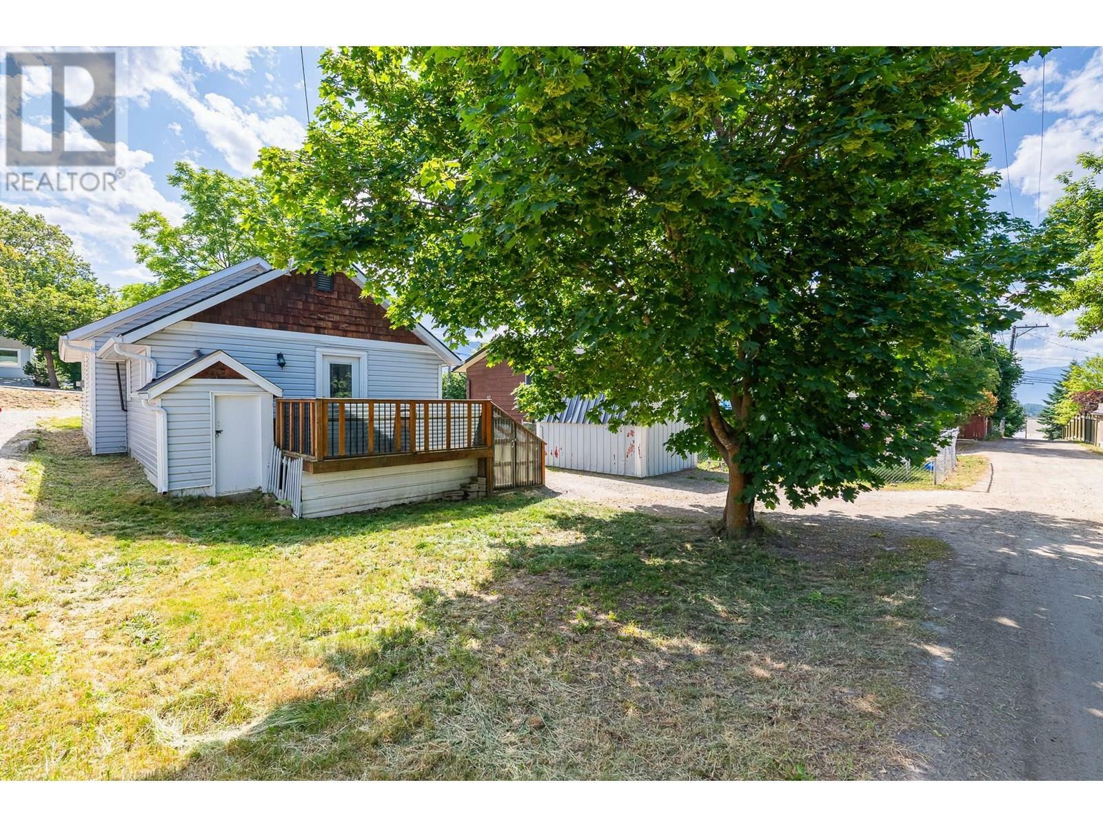 Property Photo: 309 11th Avenue North BC V0B 1G0