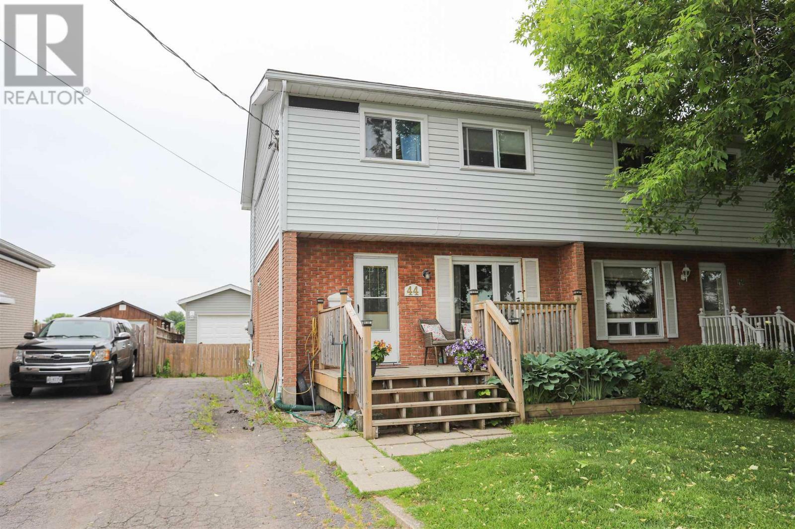 Property Photo: 44 Broadview Dr ON P6C 5T1