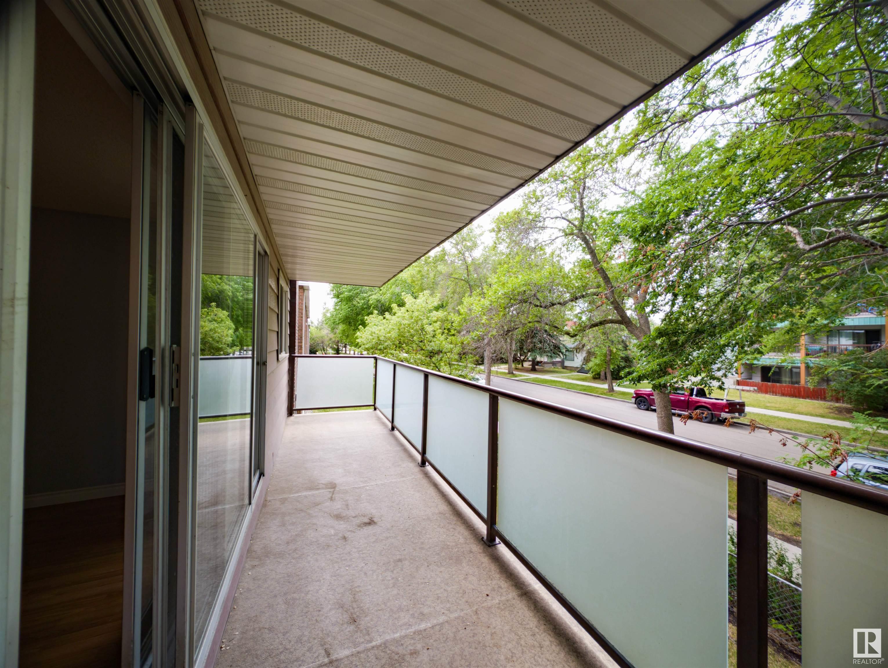 Property Photo: 11245 109 Avenue NW 6 AB T5H 4B1