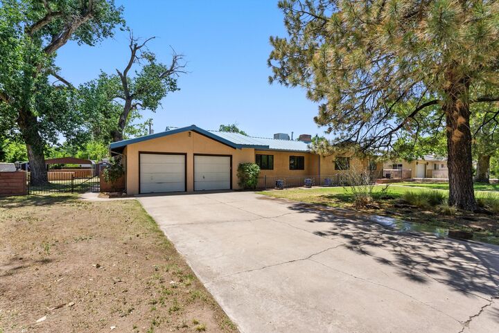 Property Photo: 934 Fairway Road NW NM 87107