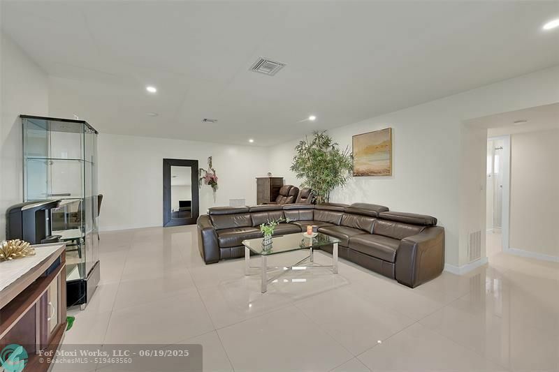 Property Photo: 521 SW 40th Ct FL 33134