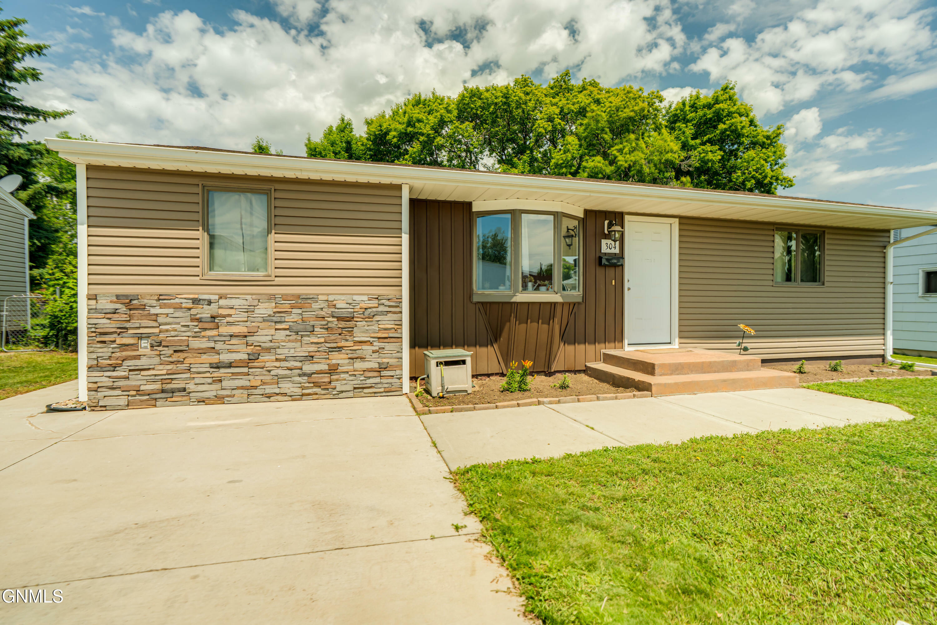 Property Photo: 304 12th Street NW ND 58554