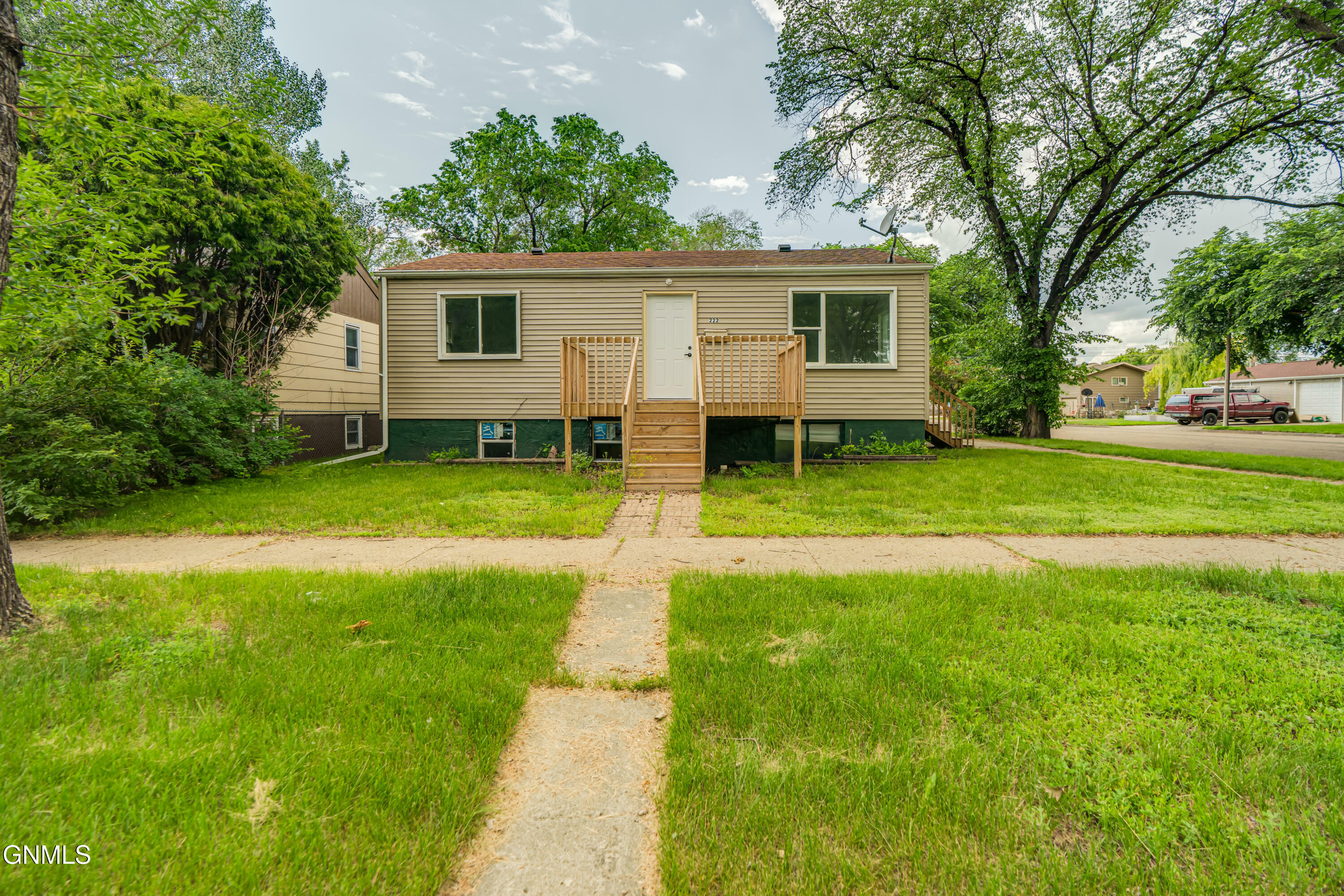 Property Photo: 222 N 19th Street ND 58501