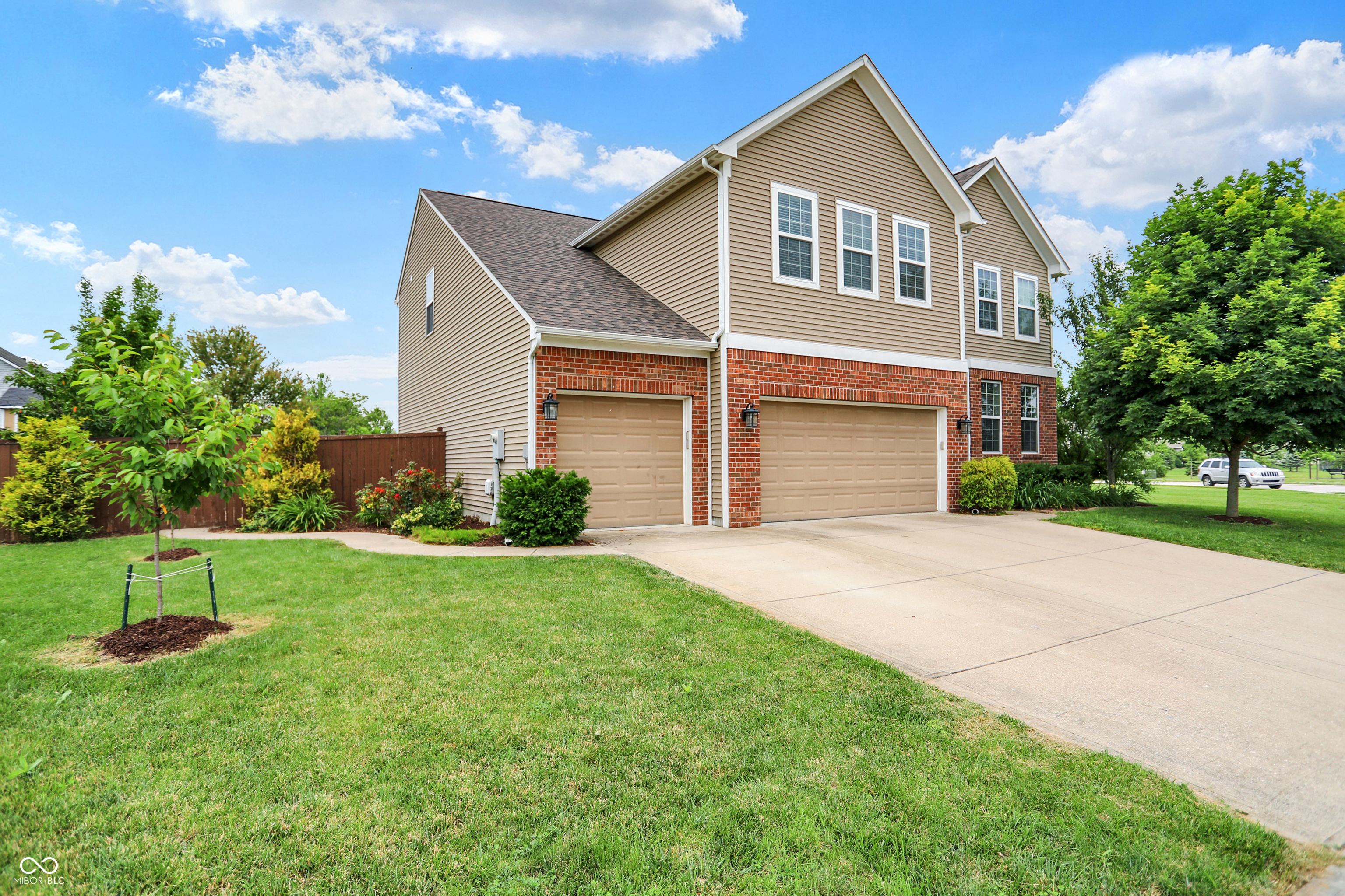 Property Photo: 916 Settlers Walk IN 46112