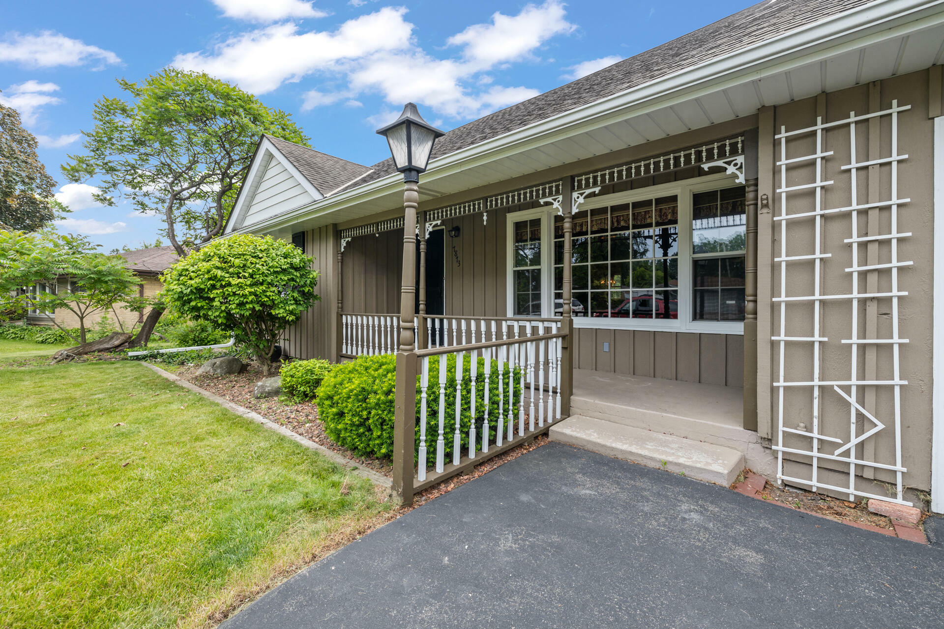 Property Photo: 7873 N Edgeworth Dr WI 53223