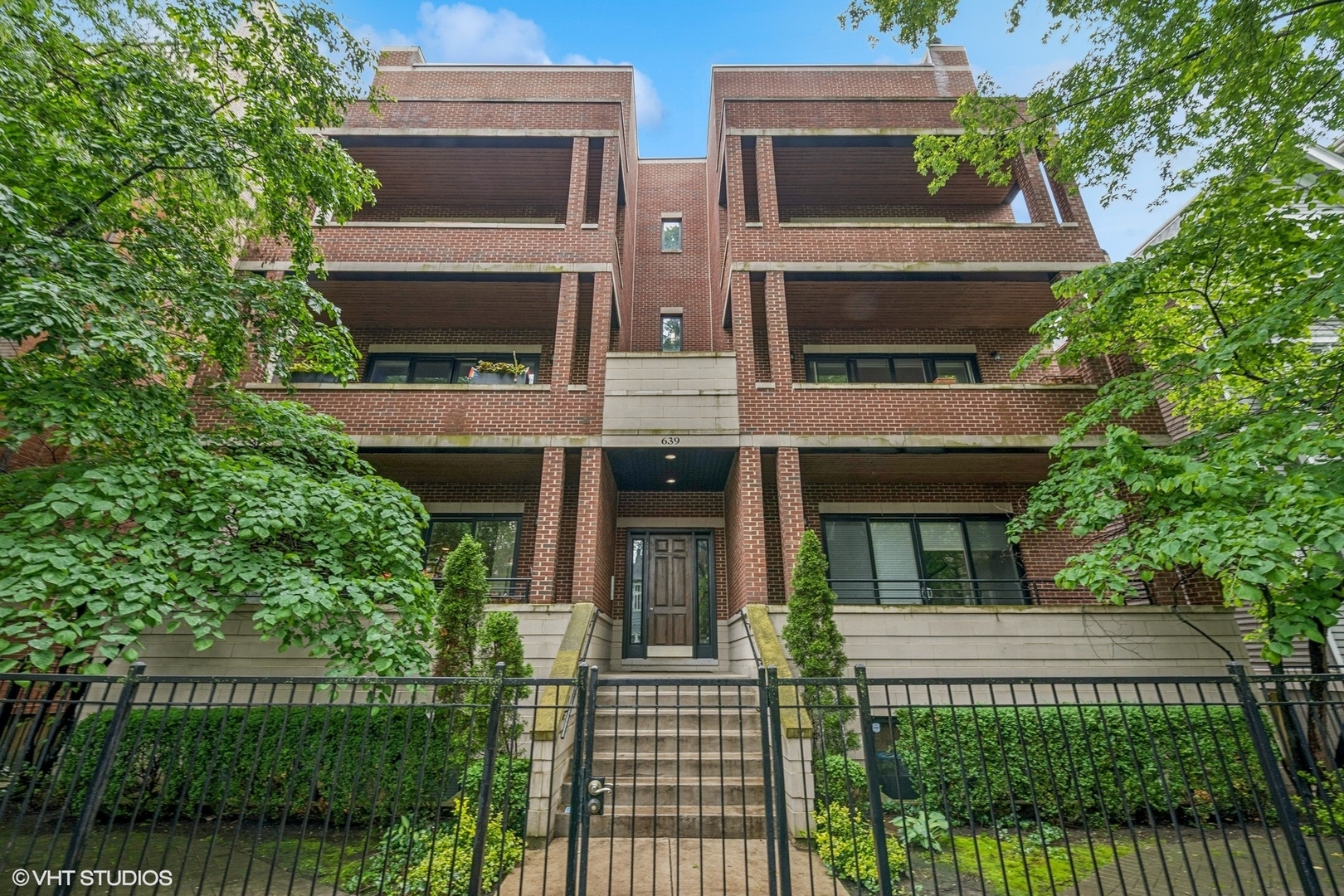 Property Photo: 639 W Briar Place 4W IL 60657