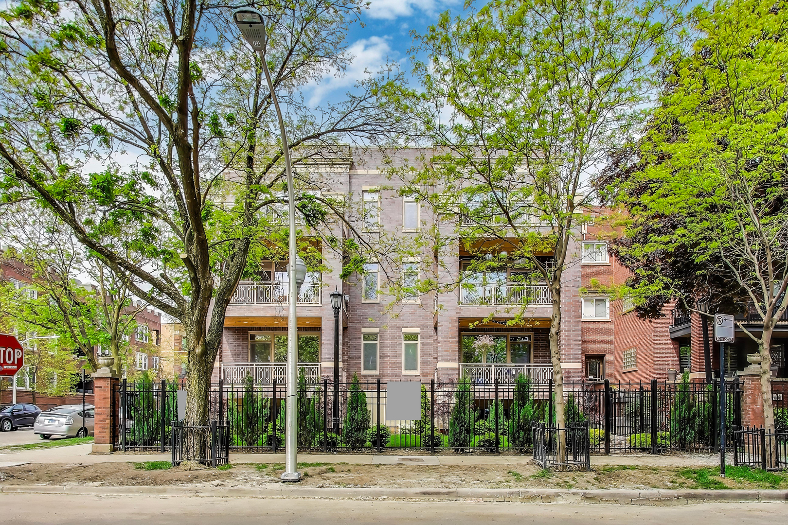 Property Photo: 1346 W Sunnyside Avenue 2A IL 60640