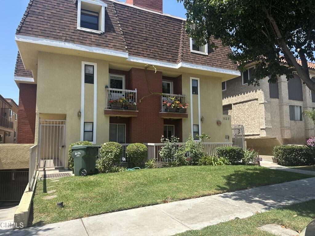 Property Photo: 1137 N Louise Street CA 91207