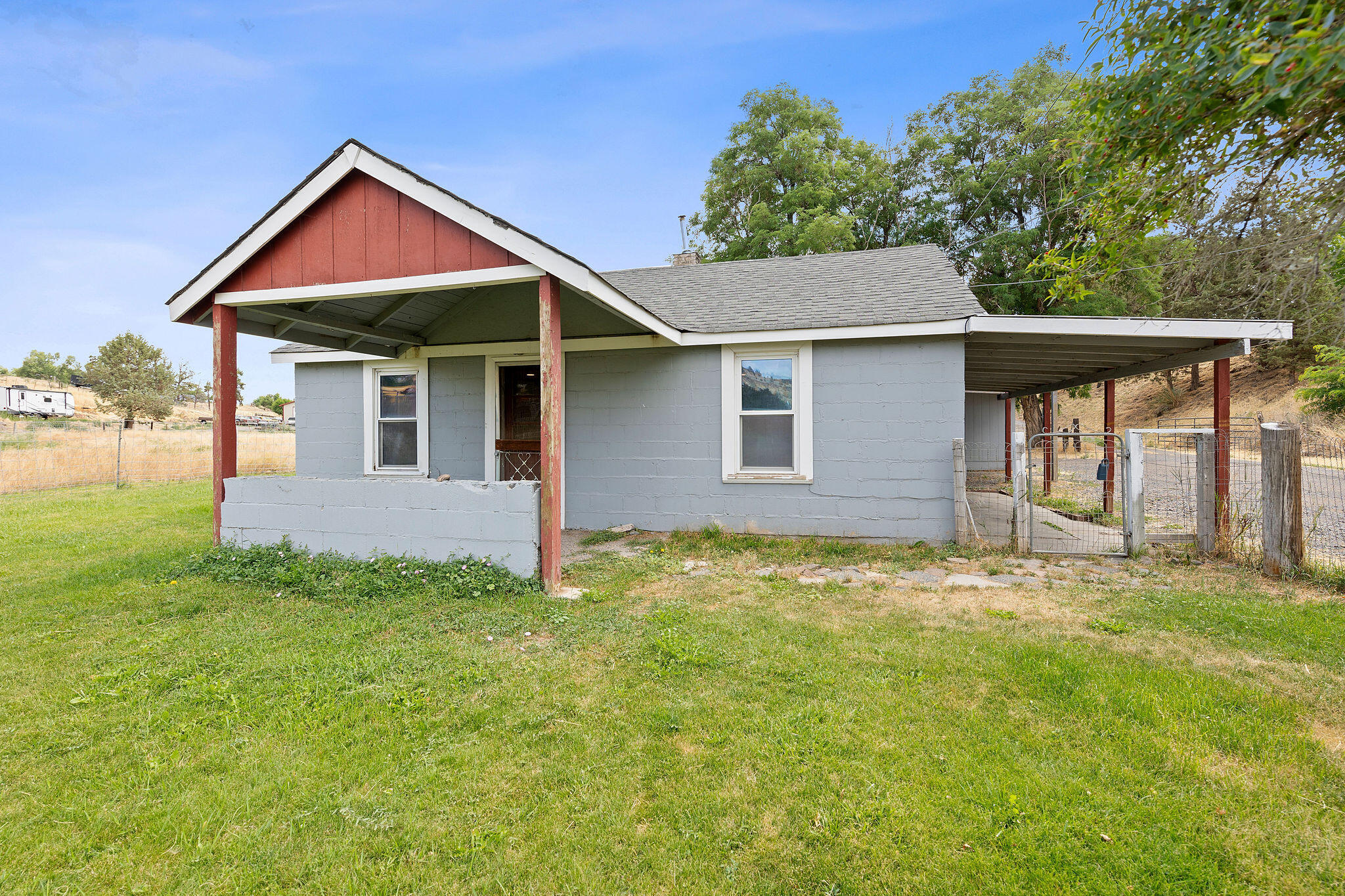 Property Photo:  518 NE Barnes Road  OR 97754 