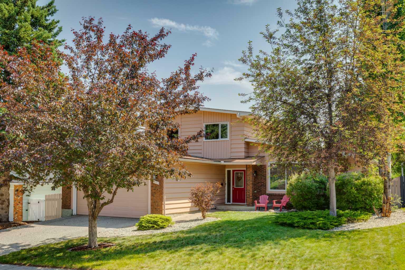 Property Photo: 108 Oakside Circle SW AB T2V 4H1