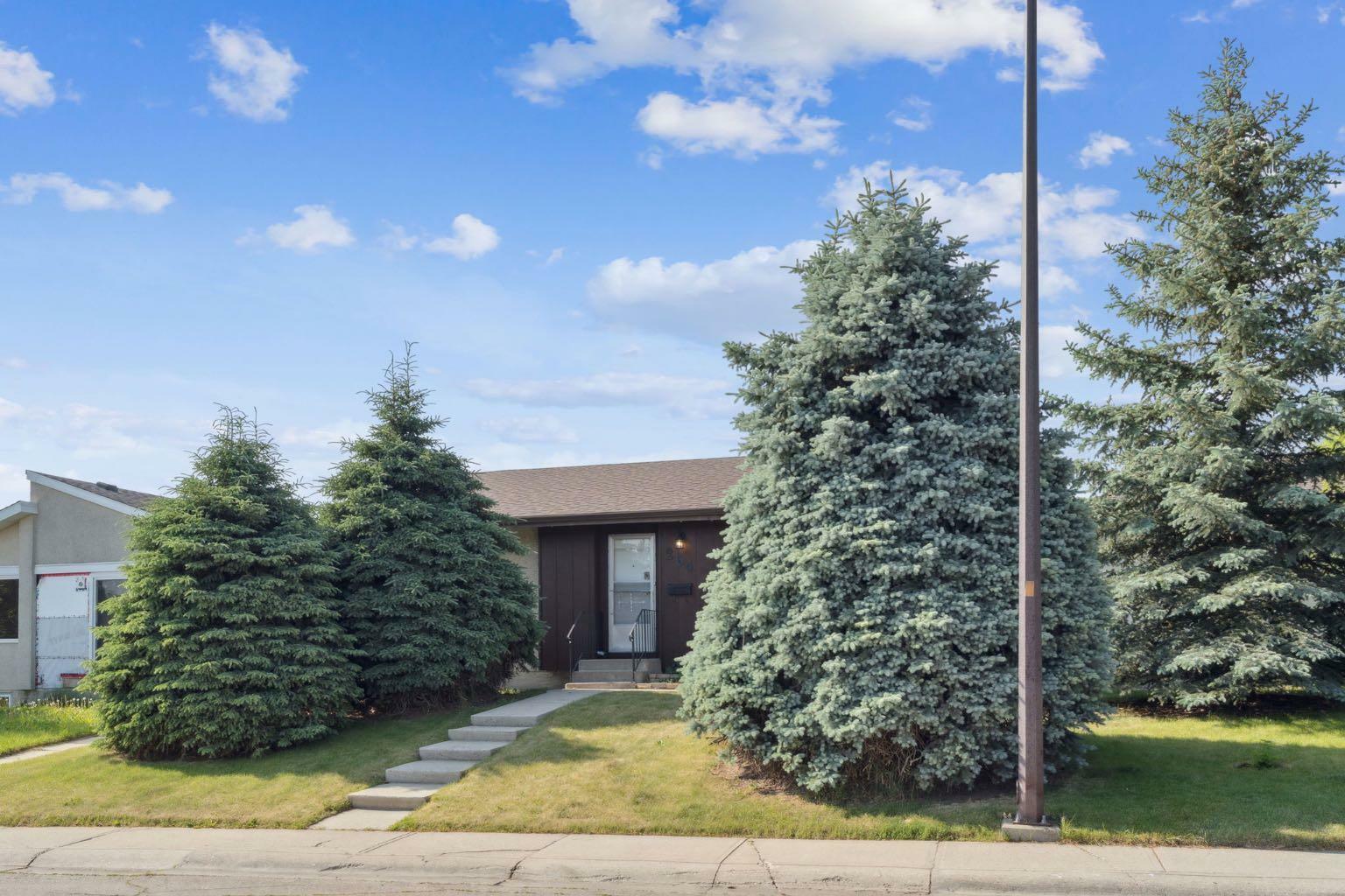Property Photo: 264 Huntington Close NE AB T2K 5B3
